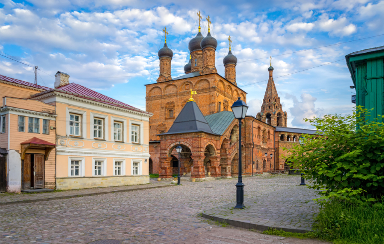 Крутицкое патриаршее подворье в Москве. Вид со стороны Крутицкой улицы (c севера) Крутицкое патриаршее подворье в Москве. Вид со стороны Крутицкой улицы (c севера)
